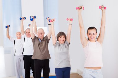 İnsanlar spor salonunda halter kaldırma