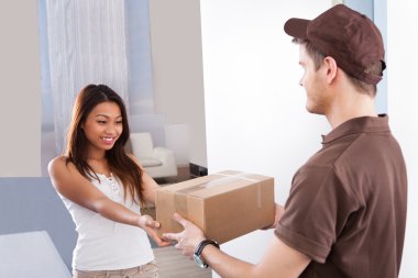 kadın alıcı kurye teslimat adam