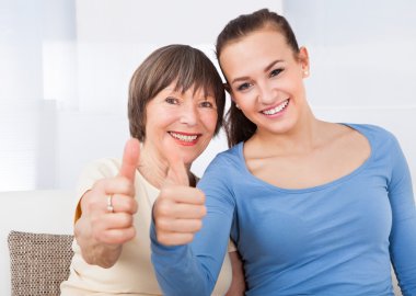 başparmak gösterilen caregiver ve kıdemli bir kadın