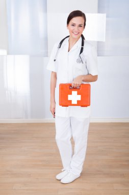 mutlu kadın doktor ilk yardım kutusu holding