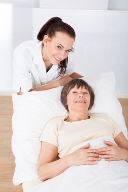 kadın doktor teselli kadın kıdemli