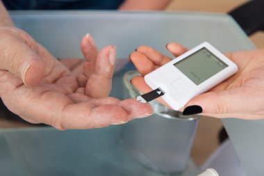 Doktor diyabetik hastada glikoz düzeyi denetimi