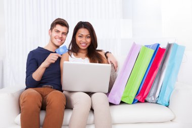 çift kanepe üzerinde çanta ile online alışveriş