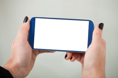 işkadını'nın elini tutarak smartphone