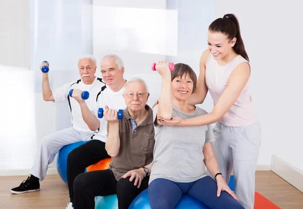 Trainer helpen van senior mensen op Schoonheidspecialist — Stockfoto