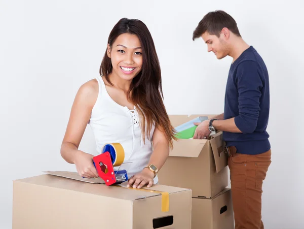 Couple Packing Cardboard Boxes — Stock Photo, Image