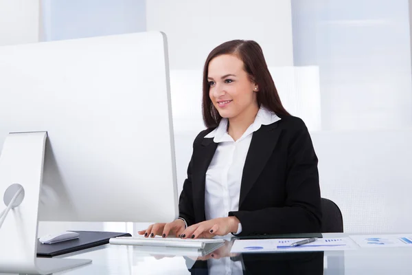 Empresária usando computador no escritório — Fotografia de Stock