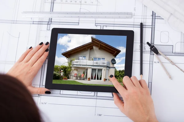 Architekt mit digitalem Tablet und Blaupause — Stockfoto