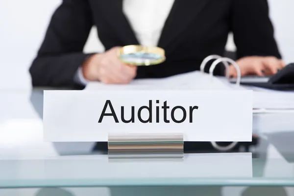 Auditor que examina los documentos financieros — Foto de Stock