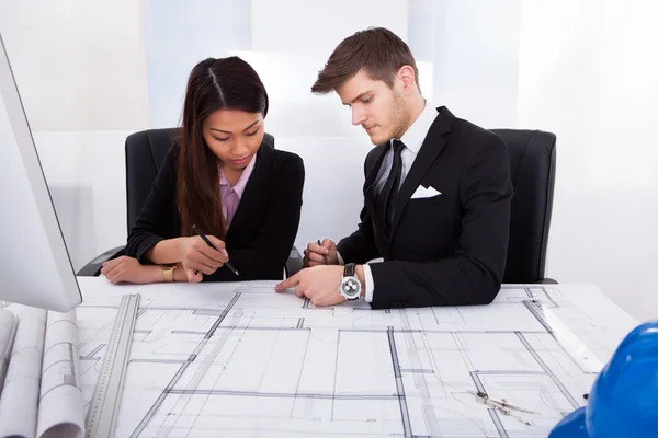 Arquitectos trabajando juntos en el proyecto — Foto de Stock