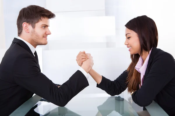 Colegas de negócios Arm Wrestling — Fotografia de Stock