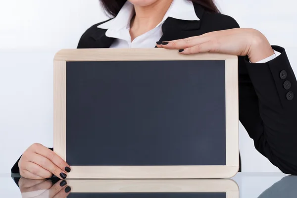 Empresária Mostrando Chalkboard em branco — Fotografia de Stock