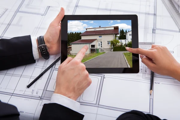 Architecten met digitale tablet kijken naar huis — Stockfoto