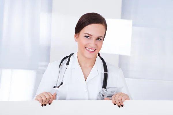 Doctor feliz con estetoscopio alrededor del cuello —  Fotos de Stock