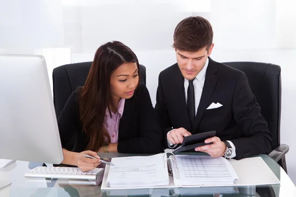 Colleghi di lavoro Calcolo delle imposte — Foto Stock