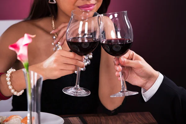 Ψήσιμο wineglasses ζευγάρι στο εστιατόριο — Φωτογραφία Αρχείου