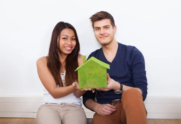 Paar bedrijf groene huis model nieuwe thuis — Stockfoto