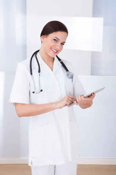 Médico femenino usando tableta digital —  Fotos de Stock