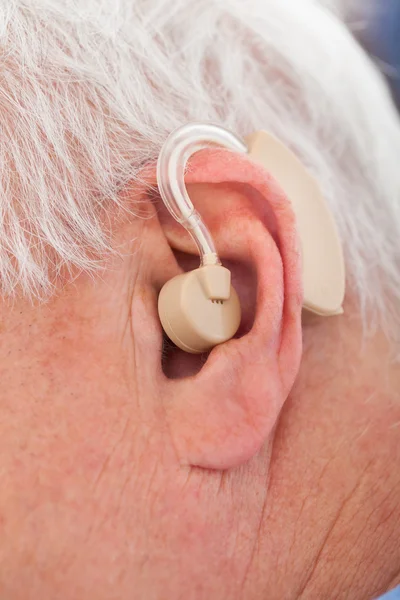 Старший чоловік з слуховим апаратом — стокове фото