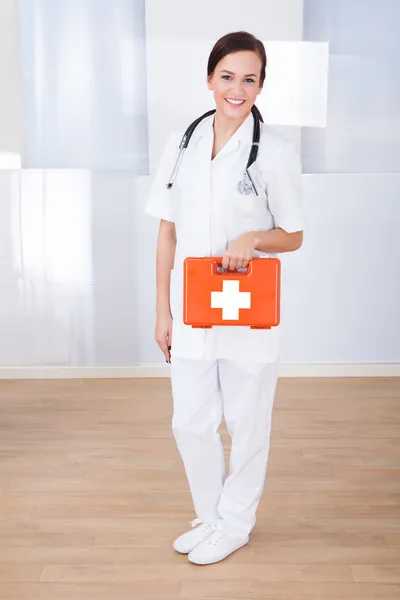 Счастливая женщина-врач держит первую акушерскую коробку — стоковое фото