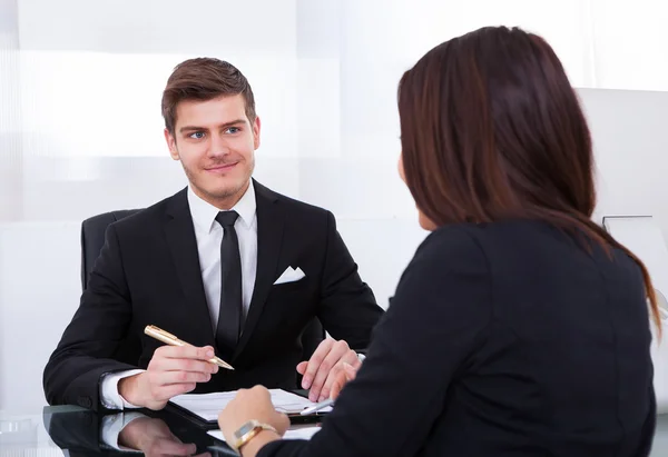 Geschäftspartner in Besprechung — Stockfoto