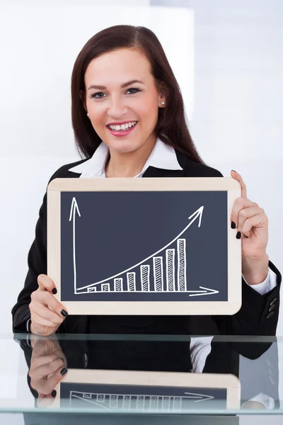 Businesswoman Holding Chalkboard With Chart — Stok Foto