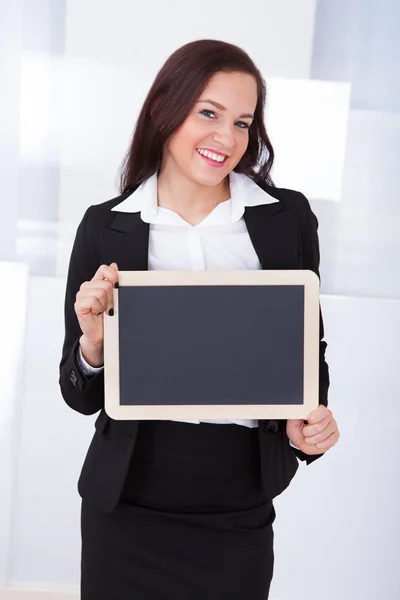 Geschäftsfrau mit leerer Tafel — Stockfoto
