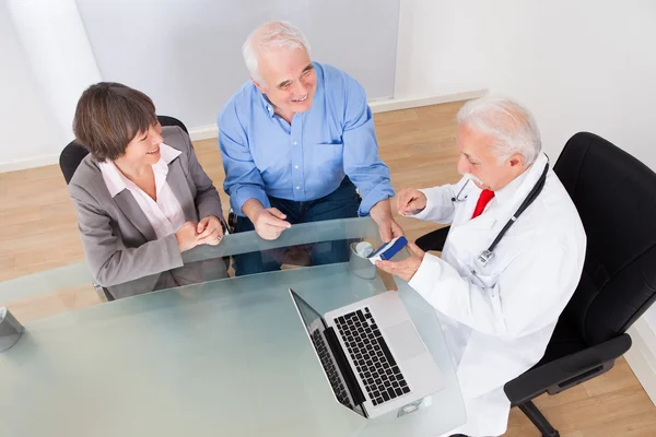 Casal sênior discutindo sobre medicina — Fotografia de Stock