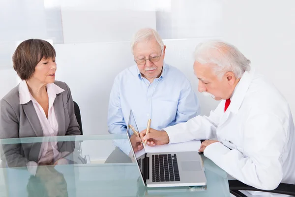 Doctor Writing Prescription For Senior Couple — Stock Photo, Image