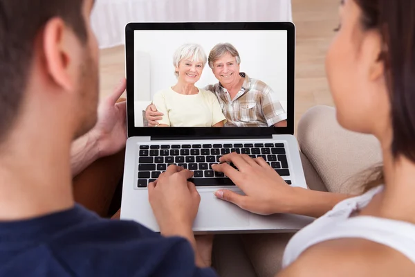 Pareja joven usando padres que llaman — Foto de Stock