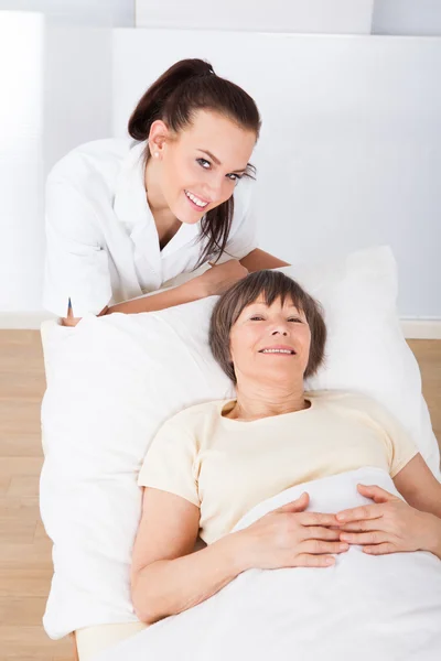 Médico femenino consolando a la mujer mayor —  Fotos de Stock