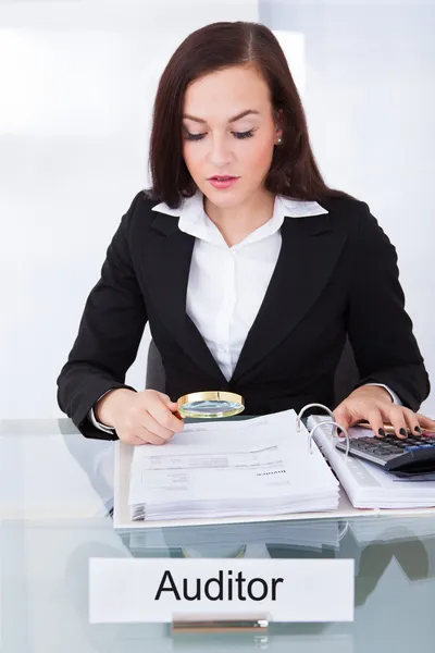 Accountant onderzoekend financiële documenten — Stockfoto