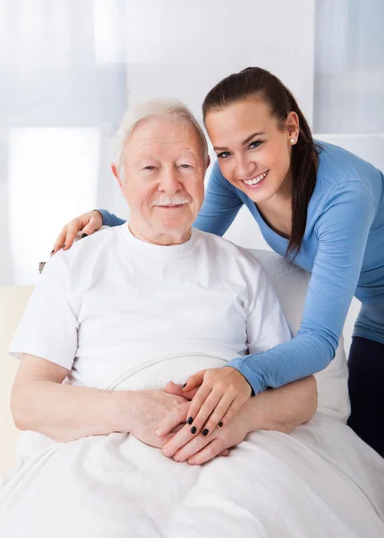 Cuidador con el hombre mayor en el hogar de ancianos —  Fotos de Stock