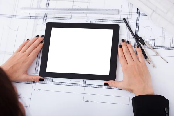 Architekt s digitálním tabletu a blueprint — Stock fotografie