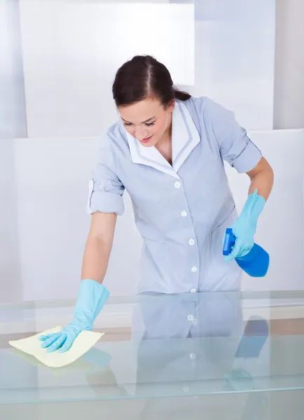 Happy Maid Cleaning Glass Table — Stock Photo, Image