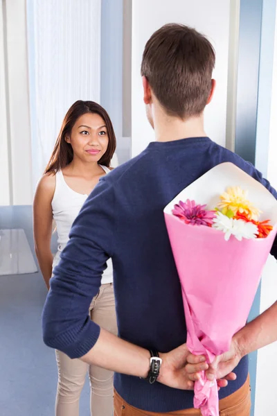 Hombre escondiendo ramo de mujer — Foto de Stock