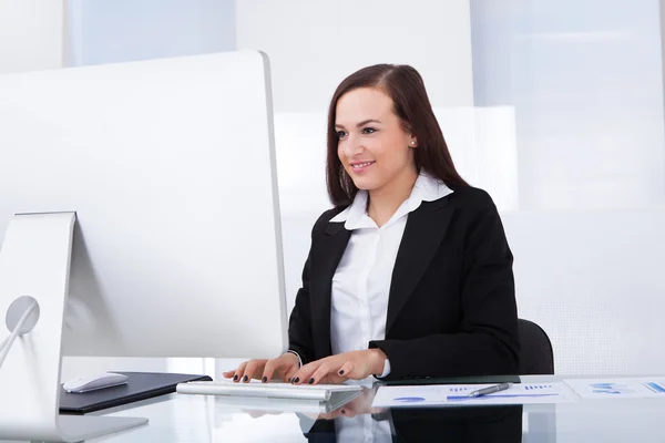 Businesswoman Using Computer In Office — Stock Photo, Image