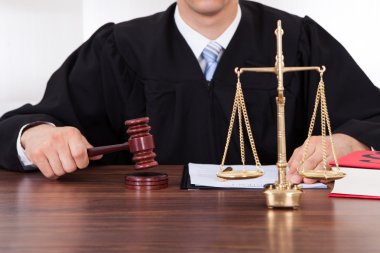 çekiç ve ağırlık ölçekli duruşma salonunda yargıç