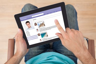 Dijital tablet kullanarak sosyal sitesi üzerinde sörf adam