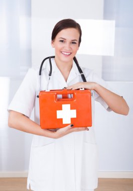 mutlu kadın doktor ilk yardım kutusu holding