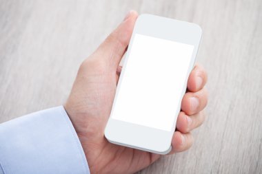 işadamı el cep telefonu boş ekran ile tutarak