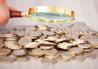 işadamı yığın sikke Büyüteç aracılığıyla incelenmesi