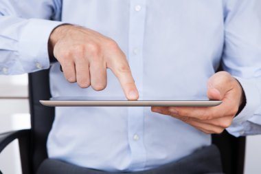 Dijital tablet kullanma office iş adamı