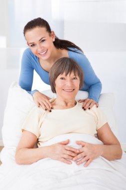 mutlu caregiver üst düzey bir kadın portresi