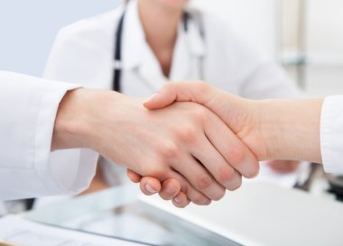 Masa başında tokalaşırken doktorlar