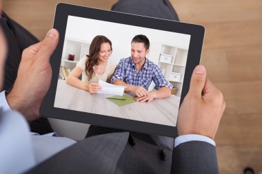 zakenman kijken naar film op digitale Tablet PC