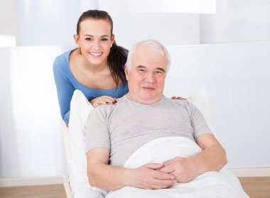 Komuta sizde ile mutlu caregiver portresi