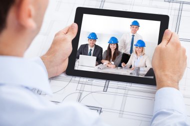 video konferans aracılığıyla dijital tablet ekibi ile mimar