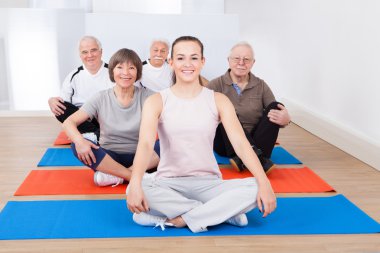 spor salonunda üst düzey müşterileri ile kendine güvenen eğitmen