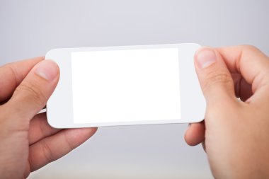 Boş ekranlı akıllı telefonu tut